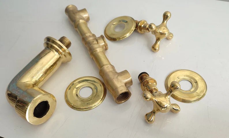 Unlackierte, wandmontierte Messing-Badezimmerarmatur im Vintage-Stil mit Goldfinish und traditionellen Griffen 