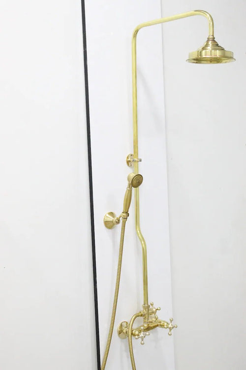 Système de douche en laiton non verni avec douchette et pommeau de douche vintage, tuyauterie apparente, flexible haute pression en laiton.