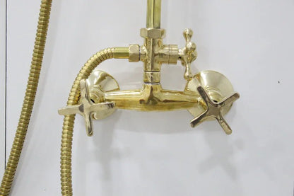 Système de douche en laiton non verni avec douchette et pommeau de douche vintage, tuyauterie apparente, flexible haute pression en laiton.
