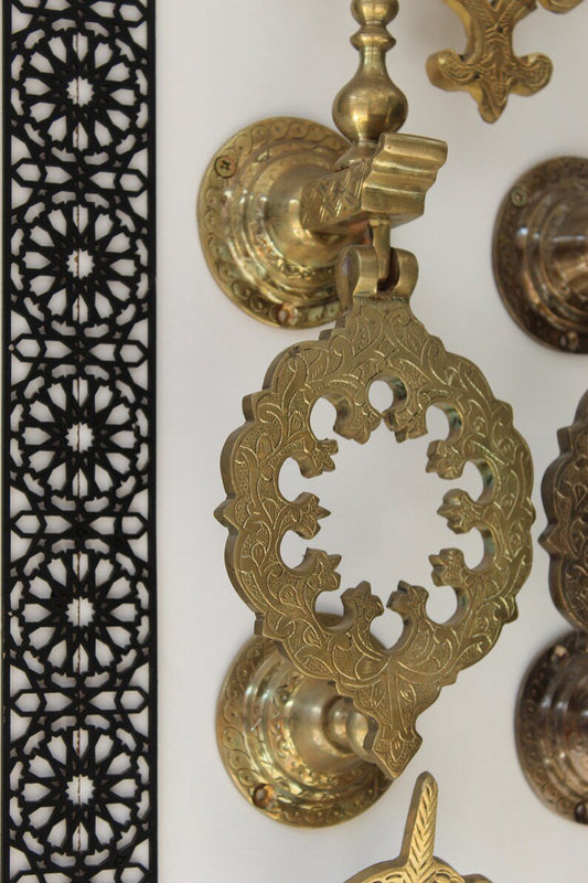 Heurtoir de porte marocain vintage en laiton non verni, fabriqué artisanalement au Maroc.