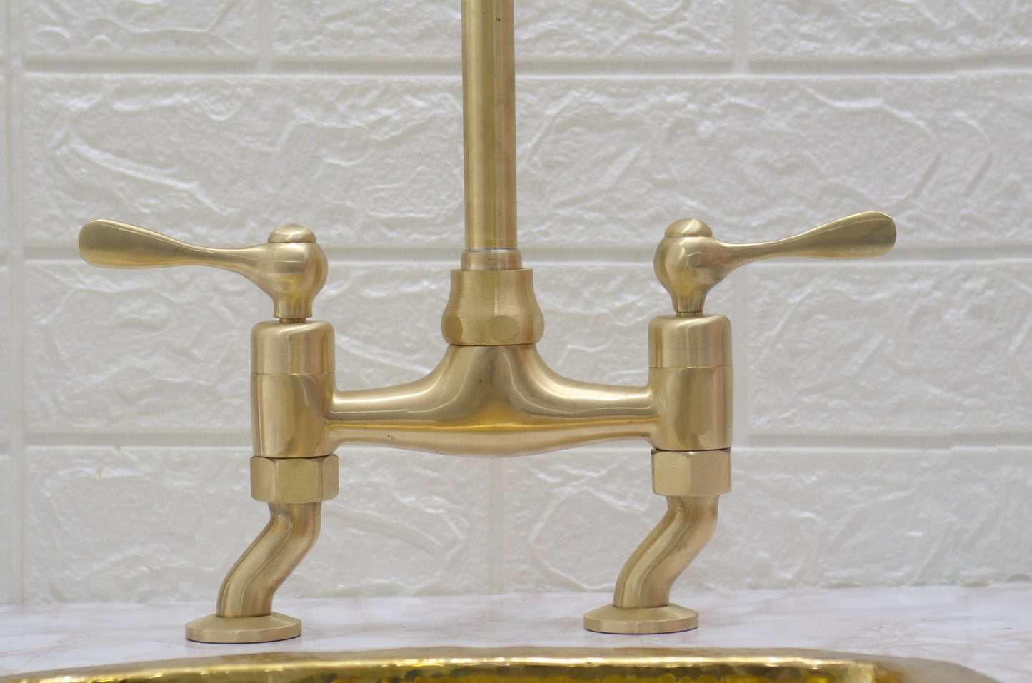 Küchenarmatur aus unlackiertem Messing – Brückenarmatur aus unlackiertem Messing