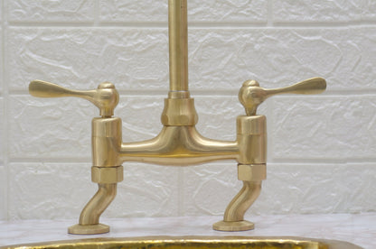 Küchenarmatur aus unlackiertem Messing – Brückenarmatur aus unlackiertem Messing