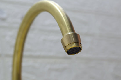Küchenarmatur aus unlackiertem Messing – Brückenarmatur aus unlackiertem Messing
