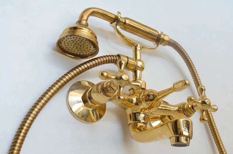 Wandmontierte Badewannenarmatur aus unlackiertem Messing mit Handbrause