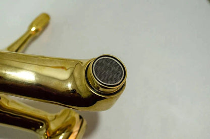 Wandmontierte Badewannenarmatur aus unlackiertem Messing mit Handbrause