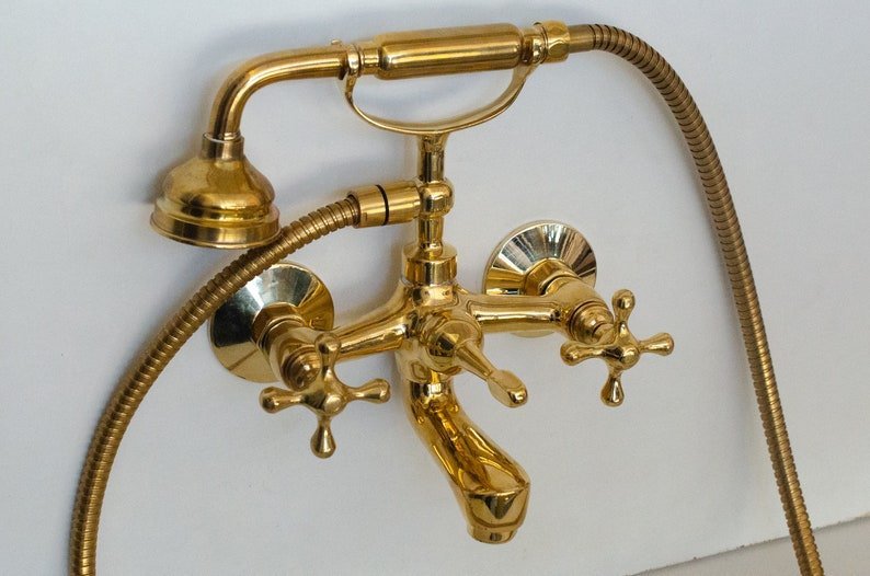 Wandmontierte Badewannenarmatur aus unlackiertem Messing mit Handbrause