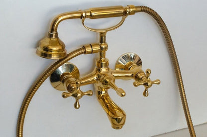 Wandmontierte Badewannenarmatur aus unlackiertem Messing mit Handbrause