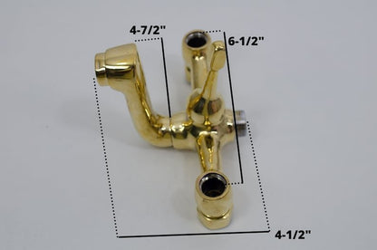 Wandmontierte Badewannenarmatur aus unlackiertem Messing mit Handbrause