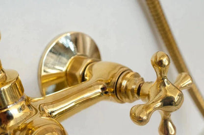 Wandmontierte Badewannenarmatur aus unlackiertem Messing mit Handbrause