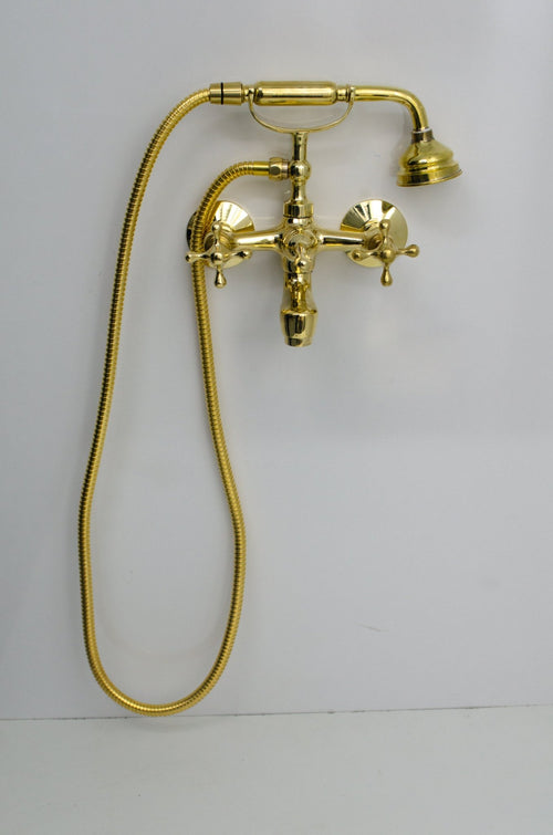 Wandmontierte Badewannenarmatur aus unlackiertem Messing mit Handbrause