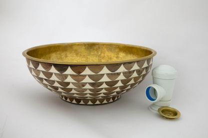 Aufsatzwaschbecken aus weißer und brauner Keramik, Innenausstattung aus goldfarbenem Messing